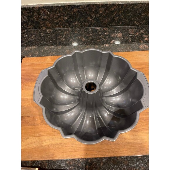 Nordic ware original Bundt pan - Picture 7 of 7